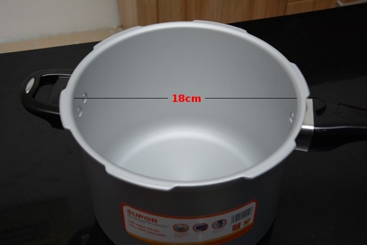 Nồi áp suấtSupor YL183F5 có kích thước 18cm.