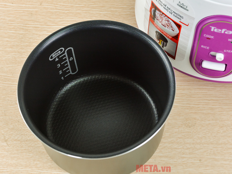 Dung tích nồi cơm Tefal RK224168 là 0,7 lít sẽ phù hợp để nấu cơm cho 1 - 2 người ăn