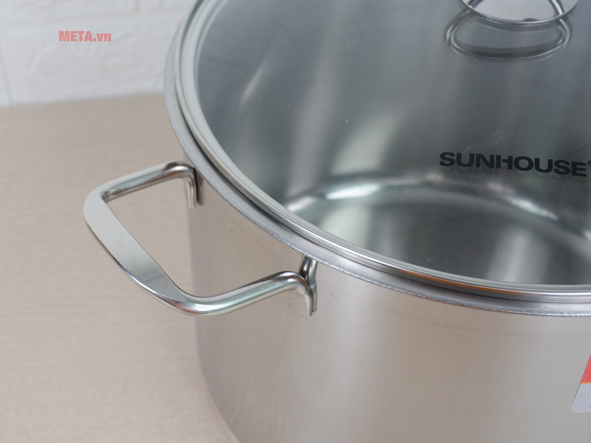 Vỏ nồi luộc gà Sunhouse SH28LG được chế tạo từ chất liệu inox sáng bóng