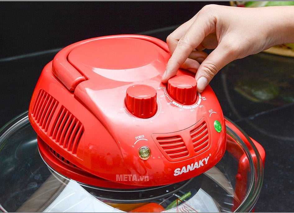 Lò nướng thủy tinh Sanaky VH 188T/D dễ dàng sử dụng với núm vặn 