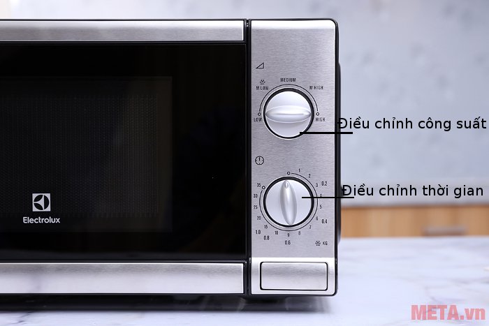 Lò vi sóng Electrolux EMM2026MX sử dụng núm vặn điều chỉnh công suất và thời gian 